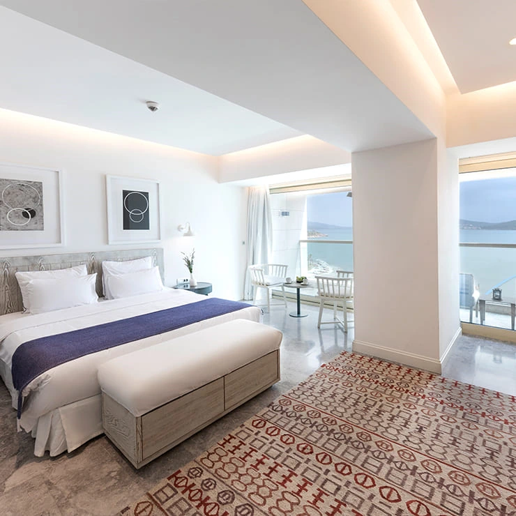 D Resort Ayvalık Superior Deniz Manzaralı Oda ferah iç mekânı ve dekoru